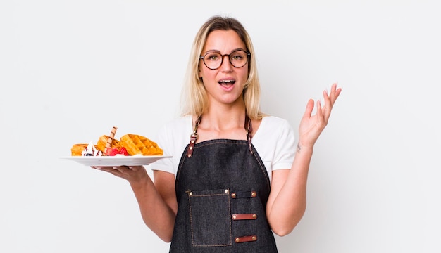 Kucharz trzymający talerz